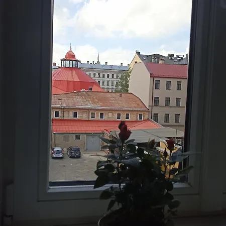 Apartment Spacious By The Park