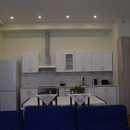 Apartment Spacious By The Park *